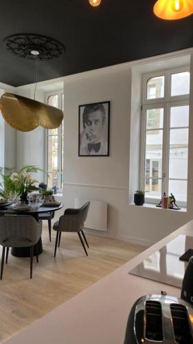 un salon avec une table et une salle à manger dans l'établissement N9 APPARTEMENT DE CHARME **** MORLAIX, à Morlaix