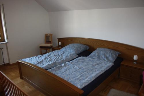 una camera con letto e lenzuola blu di Ferienwohnung in Humes a Eppelborn