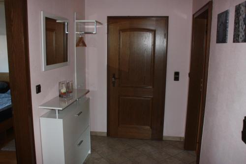 een kamer met een deur en een dressoir met een lade bij Ferienwohnung in Humes in Eppelborn