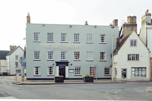 a large white building with the kings wings written on it at Kings Arms Hotel in Bicester