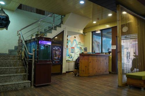 um quarto com uma escada e uma máquina num edifício em Hotel The Mountain View em Rishikesh