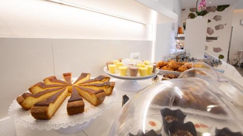 a counter with various types of bread and pastries at Albergo Pesce D'oro in Verbania