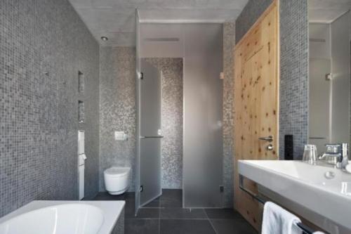 A bathroom at Alpine Lodge 2-Bett-Wohnung Chesa a la Punt "Bergbahnen All inklusive" im Sommer