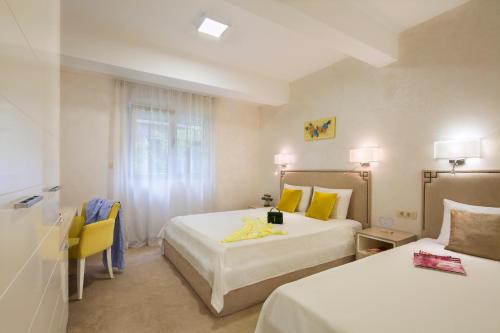 Postel nebo postele na pokoji v ubytování Hotel Hermes Budva
