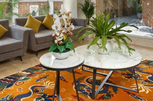 Ein Sitzbereich in der Unterkunft Hotel Thrive, A Tropical Courtyard