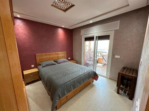 una camera con un grande letto e un balcone di Luxurious Scandinavian-style with swimming pool and play area - Fast wifi a Oued Laou