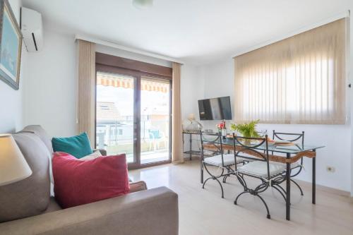 - un salon avec un canapé et une table dans l'établissement Apartment Carvajal 20m From Beach - Happy Rentals, à Fuengirola