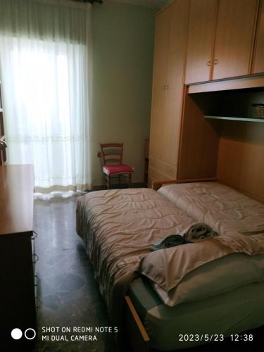 um quarto com 2 camas individuais e uma janela em HSH Home Sweet Home em Bari
