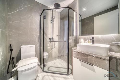 Koupelna v ubytování Idyllic 2BR with Assistant Room at Mesk 1 Midtown Dubai Production City by Deluxe Holiday Homes