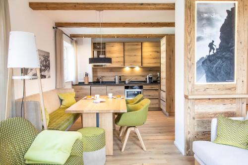 cocina y comedor con mesa y sillas en Penthouse Nr 9, en Oberstaufen