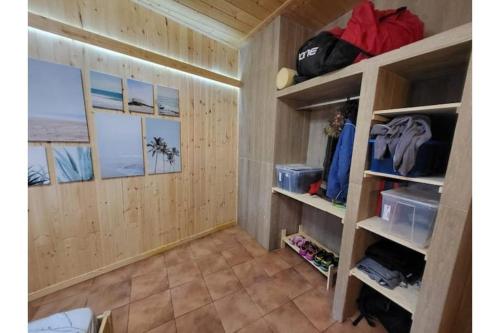 Zimmer mit Holzwänden und Regalen mit Meerblick in der Unterkunft Casa encima del Mar, parquing, 4 patios, idilico in El Escobonal