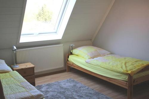 a small bedroom with a bed and a window at Pauls, Ferienwohnung in Celle