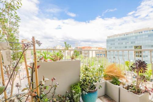 un jardin sur le toit avec des plantes sur un balcon dans l'établissement Appart standing 2 ch - proche métro et Castellane, à Marseille