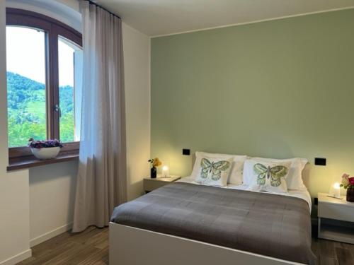 a bedroom with a large bed and a window at Holiday Homes in Viadanica Colognola