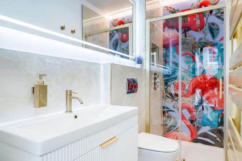 La salle de bains est pourvue d'un lavabo et d'une douche. dans l'établissement House 10 mins to Tower Bridge Hot Tub & Parking, à Londres