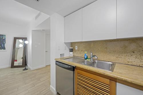 una cocina con fregadero y encimera en Casa Grande Suites on Ocean Drive, en Miami Beach