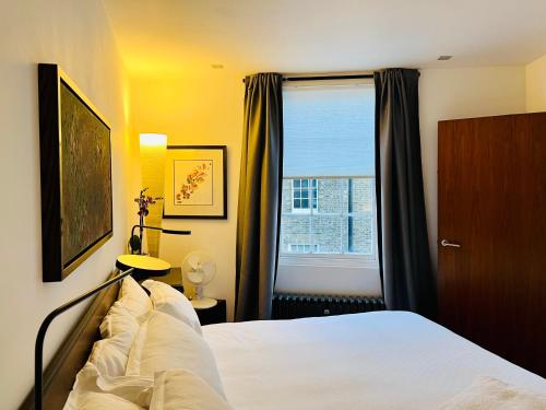 a bedroom with a bed and a window at Georgian Superstar in London