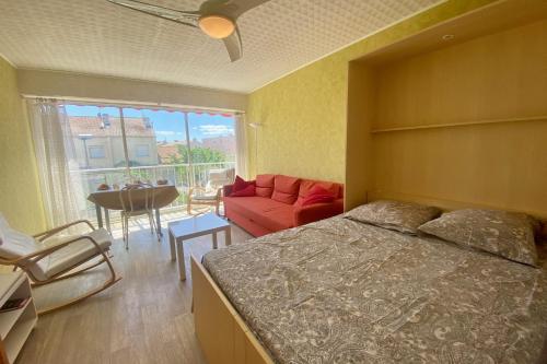 une chambre avec un lit, un canapé et une table dans l'établissement LES AIGRETTES - Studio proche de la plage, au Grau-du-Roi