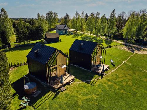 una vista aérea de una casa en un campo en Sielski Chill Mazury en Olsztynek
