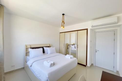 1 dormitorio con 1 cama con 2 toallas en Refreshed & Uplifted 2 BDR G Cribs, en Hurghada