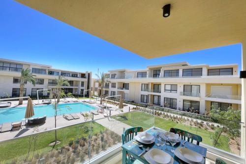 desde el balcón de un apartamento con vistas a la piscina en Refreshed & Uplifted 2 BDR G Cribs, en Hurghada