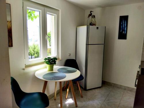Villa Grande Vista - Lovely Apartment with Private spacious lush mediterranean patio and Sea view