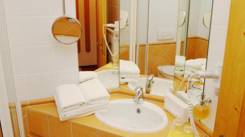 a bathroom with a sink and a mirror at Landhotel Quirle-Häusl in Waltersdorf