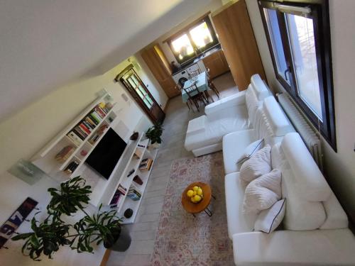 uma vista aérea de uma sala de estar com mobiliário branco em Argizu Etxea em Mendexa