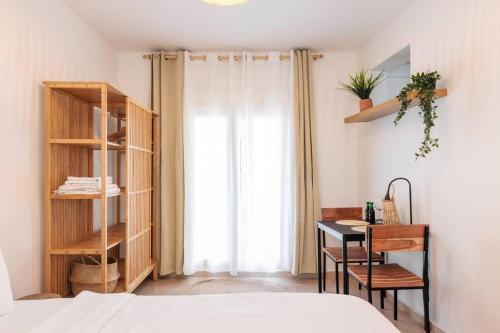 1 dormitorio con cama, escritorio y ventana en Seaview-City-Ladadika-Apartment en Tesalónica
