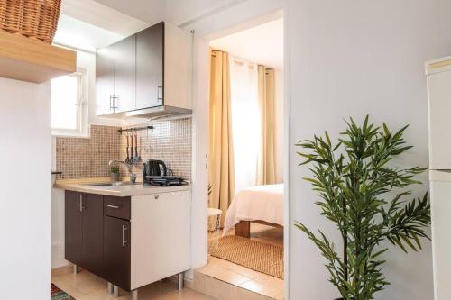 cocina con fregadero y encimera en Seaview-City-Ladadika-Apartment en Tesalónica