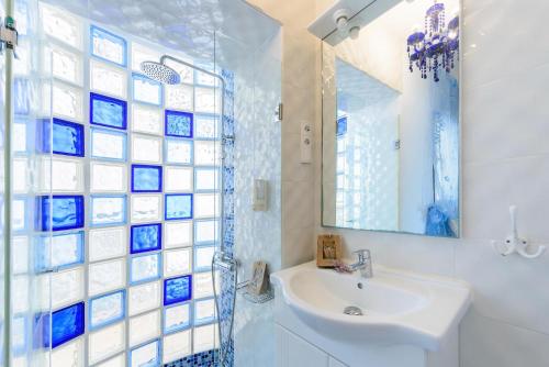 La salle de bains est pourvue d'un lavabo et d'une douche avec un miroir. dans l'établissement Villa Florimar, à Talamanca