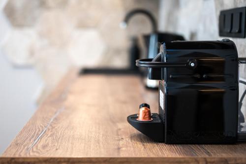 Utensilios para hacer té y café en Várkonyi Apartman