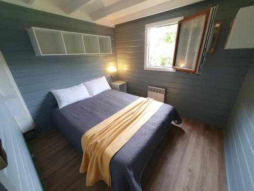 Ένα ή περισσότερα κρεβάτια σε δωμάτιο στο Chalet calme et agréable