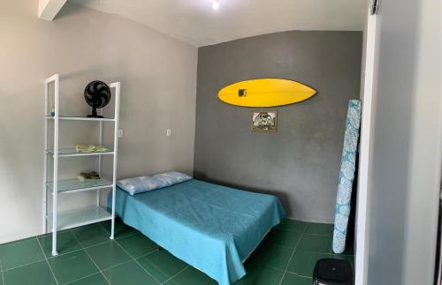 Ένα ή περισσότερα κρεβάτια σε δωμάτιο στο Casa na praia de itapirubá próximo ao mar
