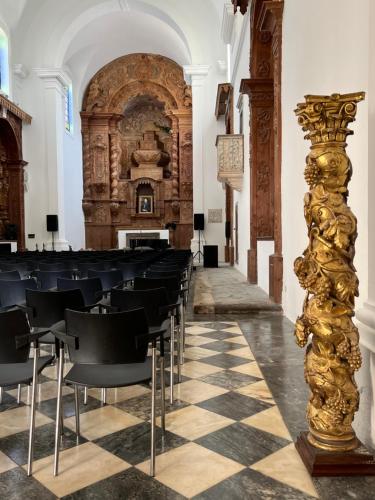 Convento da Orada - Monsaraz في شنتي: غرفة بها صفوف من الكراسي في كنيسة