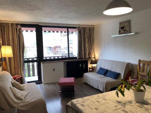 un salon avec un lit et un canapé dans l'établissement Studio Lumineux à 250m des Pistes, Parking Privé, Balcon et Équipements Complets - FR-1-165A-134, à Uvernet