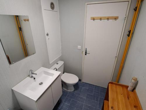 une salle de bain avec un lavabo blanc et des toilettes dans l'établissement Studio Lumineux à 250m des Pistes, Parking Privé, Balcon et Équipements Complets - FR-1-165A-134, à Uvernet
