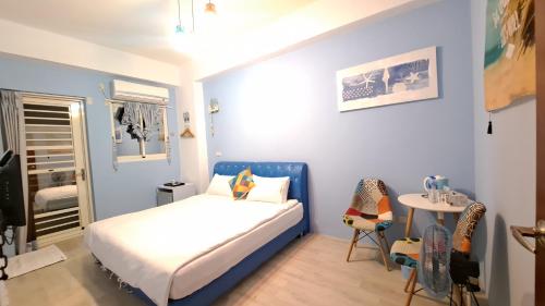 台東市にあるDao Siang Hai B&Bのベッドルーム1室(ベッド1台、テーブル付)
