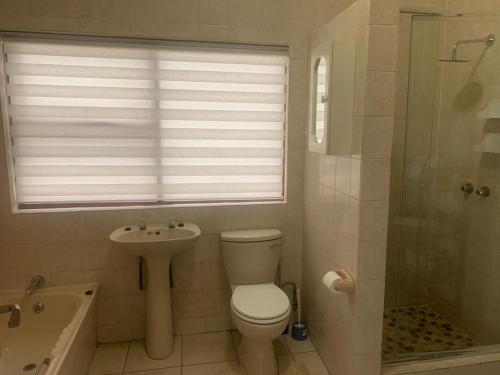 Ένα μπάνιο στο Majestic View Self Catering Guest House
