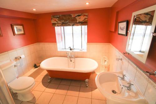 łazienka z wanną, toaletą i umywalką w obiekcie Kirkstone Cottage ideal for a romantic break centrally located in Ambleside w mieście Ambleside