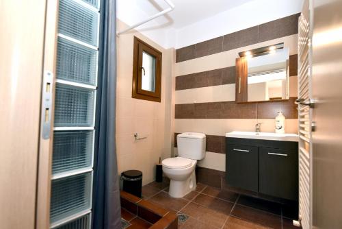 ニキティにあるAlegra's Villaのバスルーム(トイレ、洗面台付)
