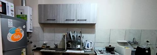 cocina con refrigerador y encimera en YUJUY APARTAMENTO en San Salvador de Jujuy