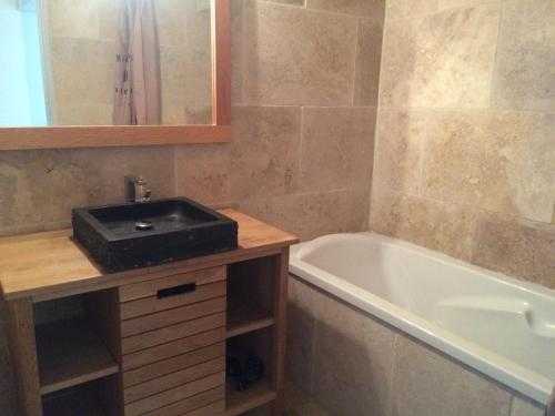 une salle de bain avec un lavabo et une baignoire dans l'établissement T4 - climatisé avec toit terrasse - 300m des plages, à La Ciotat