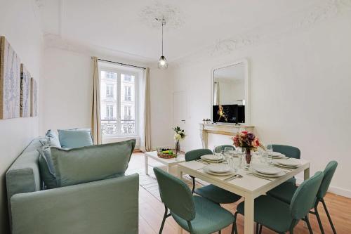 une salle à manger avec une table et des chaises dans l'établissement Magnificent flat - 3BR-8P - Montorgueil, à Paris
