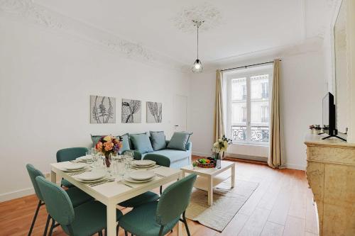 un salon avec une table et un canapé dans l'établissement Magnificent flat - 3BR-8P - Montorgueil, à Paris