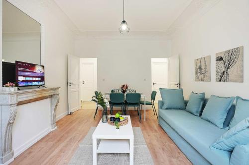 un salon avec un canapé bleu et une table dans l'établissement Magnificent flat - 3BR-8P - Montorgueil, à Paris