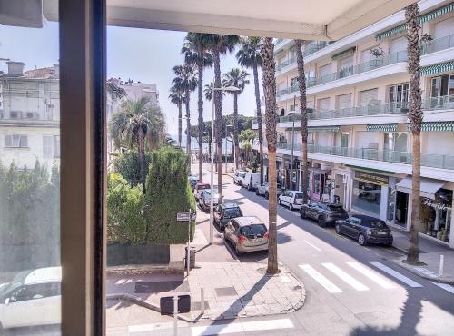 ジュアン・レ・パンにあるRésidence Graziella Appartement 99のヤシの木や車が並ぶ街並み