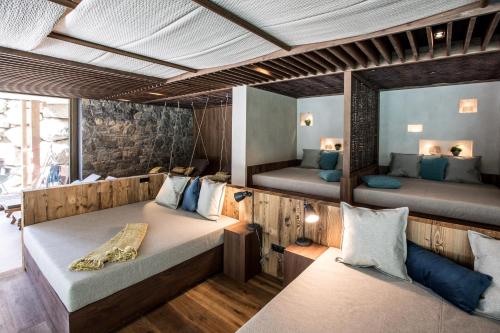 サルトゥジオにあるHotel Sonnenalmのベッドルーム1室(ベッド2台、鏡付)