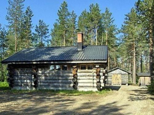 una cabaña de madera en medio de un bosque en Ferienhaus in Kemijärvi mit Offenem Kamin, en Vuostimo
