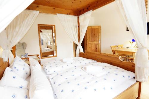 a bedroom with a bed and a table and a mirror at Feriengut zum Fürst´n in Eppenschlag